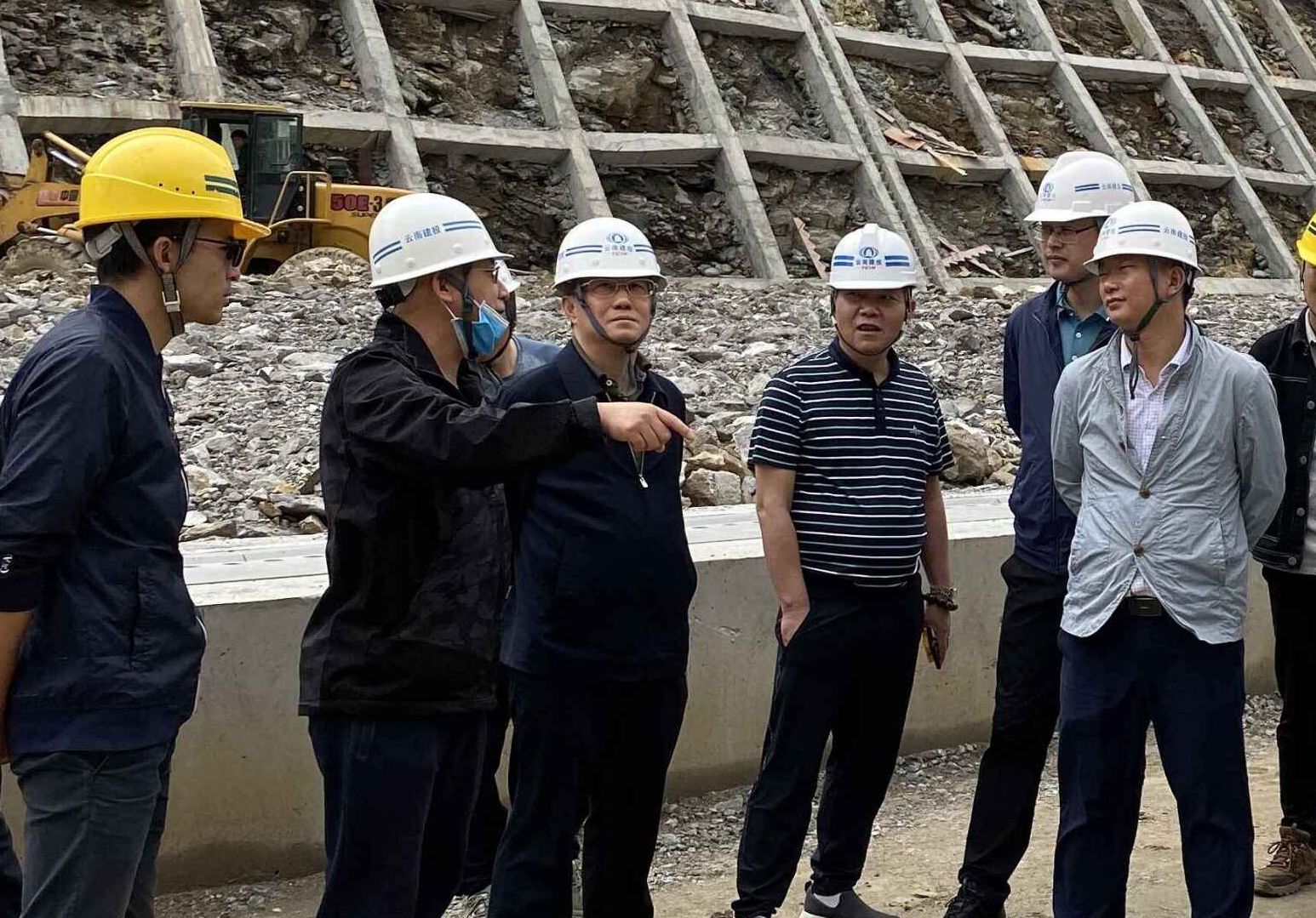 张骏带班检查蔓金高速项目