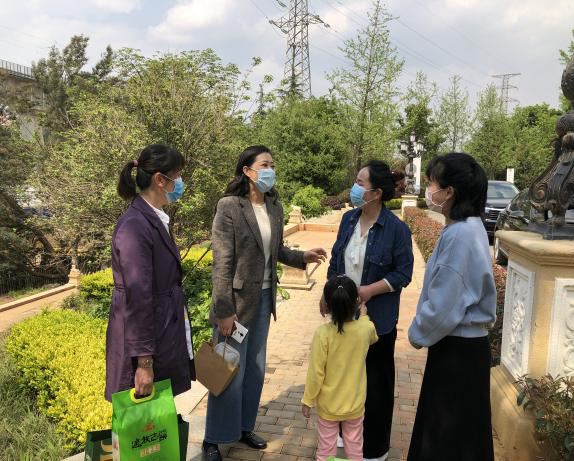 路面世界杯实时比分暖心慰问老挝片区项目职工及家属