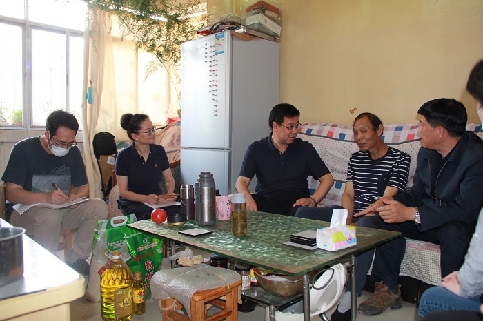 陈文双走访慰问三公司困难职工