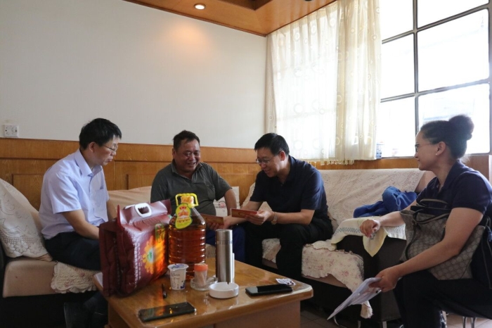 陈文双走访慰问机安公司困难职工