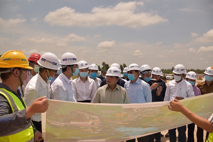 老挝副总理本通·吉玛尼调研万万高速项目