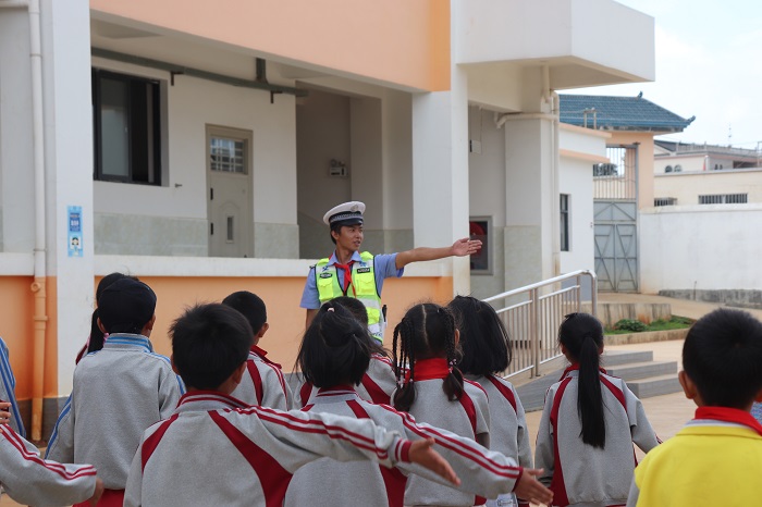 ​基投世界杯官网中文版泸弥高速项目深入乡镇小学宣讲交通安全知识