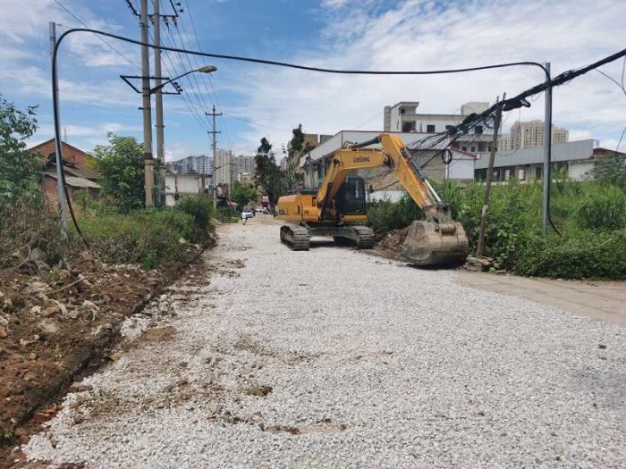 开投世界杯比分网修补学校出入道路助力高考