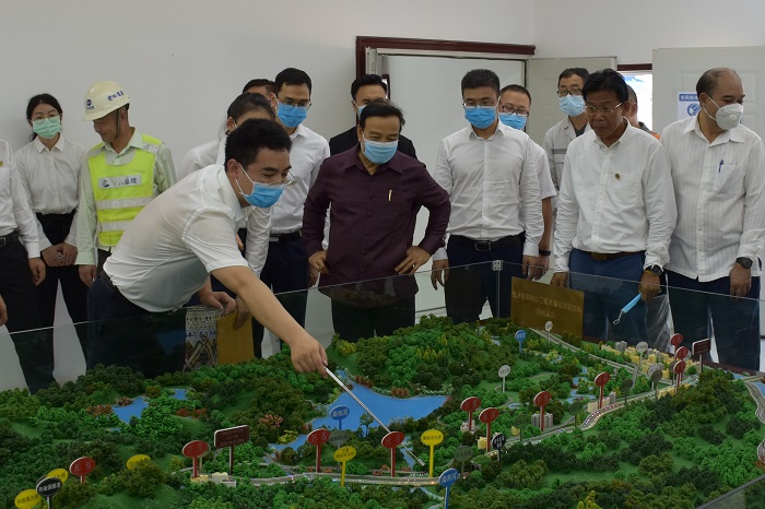 老挝副总理宋迪·隆迪调研万万高速项目