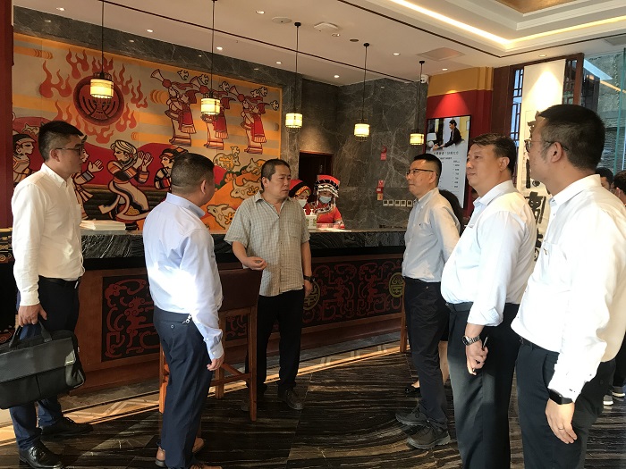 王晓方调研慕俄格酒店