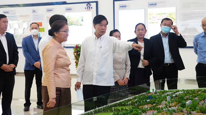 老挝国会主席巴妮·雅陶都调研万象赛色塔综合开发区