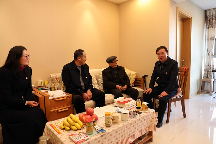 刘金荣看望慰问世界杯足球网老领导和困难职工