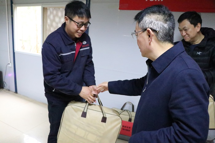 张骏到巧家移民工程慰问一线职工