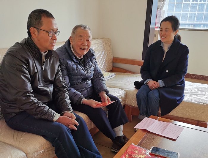 ​杨国文走访慰问世界杯直播网老领导老党员和困难职工