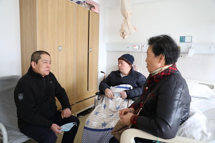 王晓方看望慰问世界杯实时比分老领导和困难职工