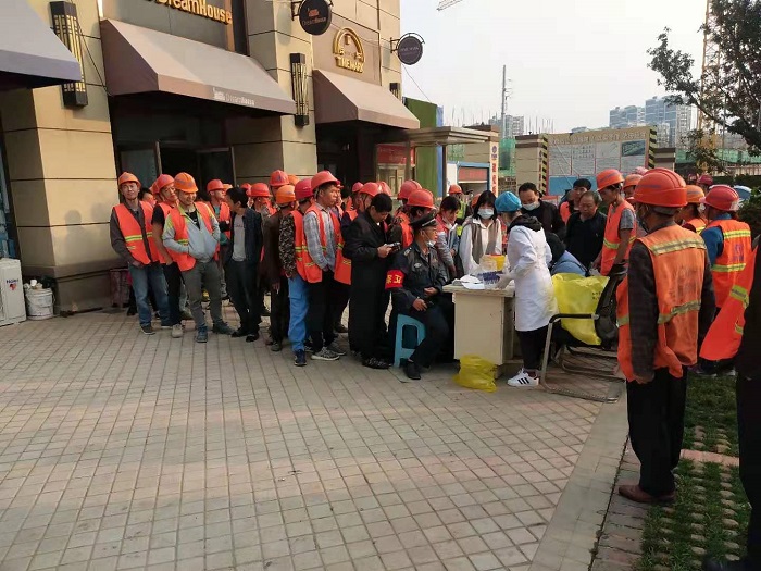 三世界杯官网合作平台开远碧桂园项目为农民工免费体检