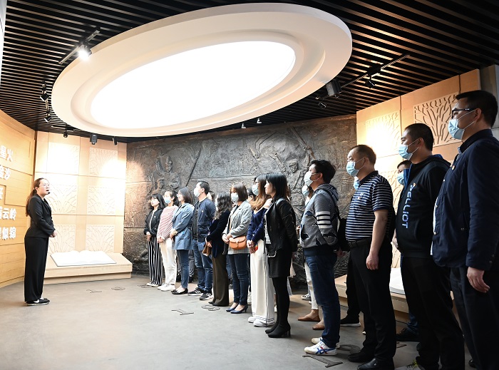 路面2026世界杯即时比分开展缅怀先烈主题活动