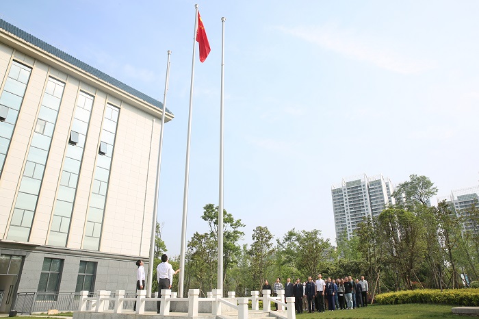 水投世界杯实时比分举行庆祝“五一”劳动节升国旗唱国歌仪式
