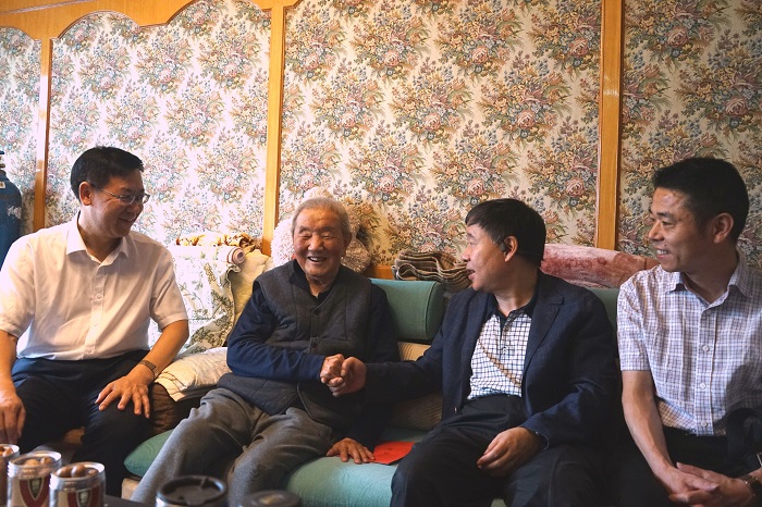 省国资委一级巡视员李明秋走访慰问世界杯网址老党员和困难党员