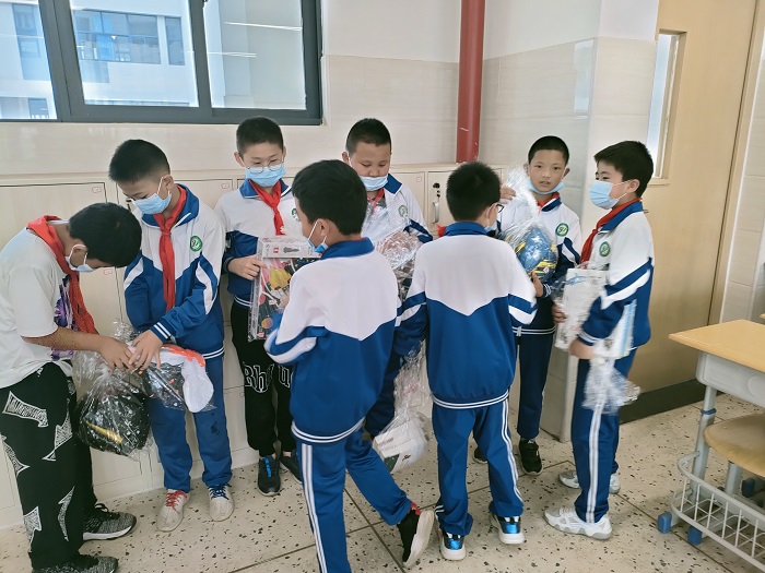 物业世界杯足球网联合春漫社区为44名孩子圆梦“微心愿”