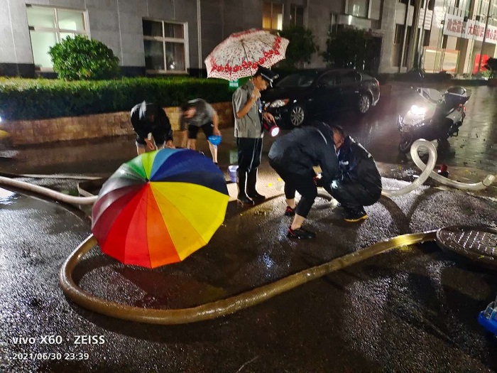 物业世界杯实时比分党员干部在防汛抢险一线践行初心使命