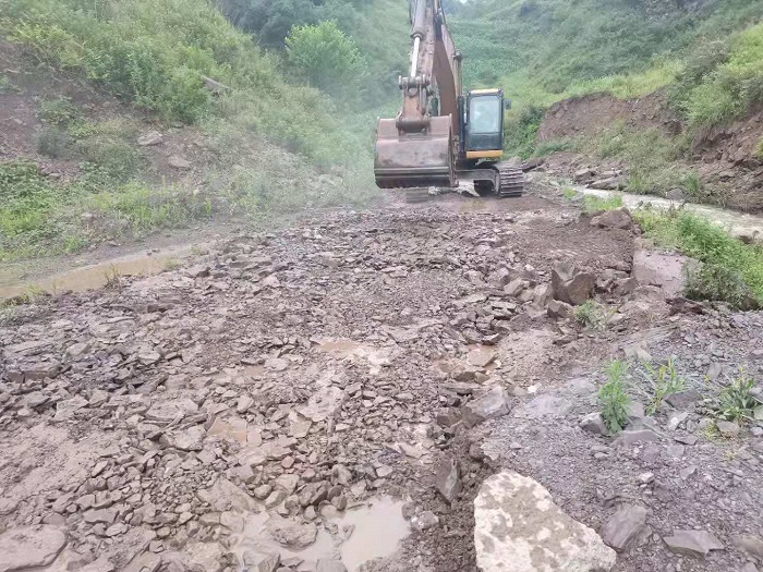 第一水利水电世界杯实时比分帮助镇雄县塘房镇顶拉村修缮道路