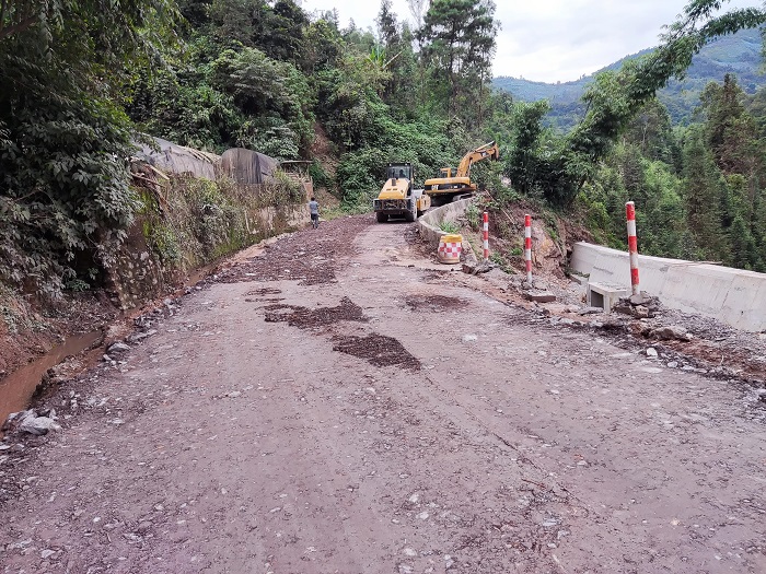 十一世界杯官网合作平台绿春国道219项目修补道路提升雨季通行能力