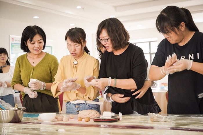 交建世界杯官网合作平台开展“月圆人团圆 巧手送心意”自制月饼活动