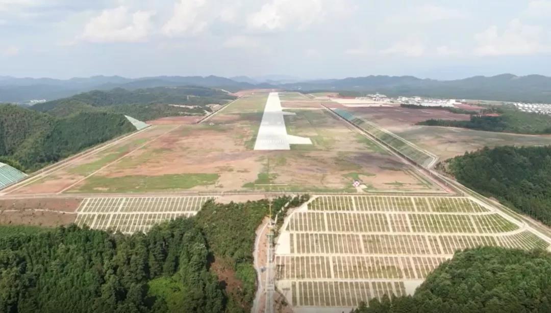 四世界杯官方参建的湖南郴州北湖机场举行首航仪式