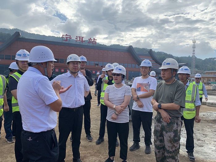 李志琤赴玉磨铁路站前广场、龙生路项目调研并开展安全督导