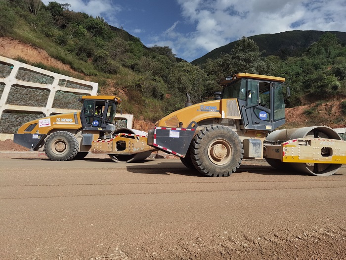 鹤剑兰高速进入路面工程施工阶段