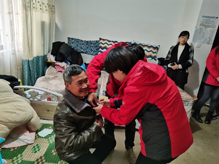 七世界杯网址到镇雄易地扶贫搬迁鲁家园院子二期安置点慰问回访