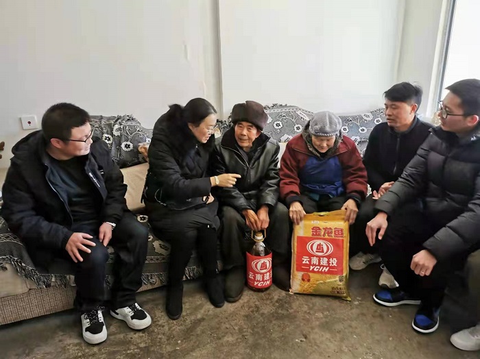 混凝土世界杯官网合作平台慰问集团驻村扶贫工作队