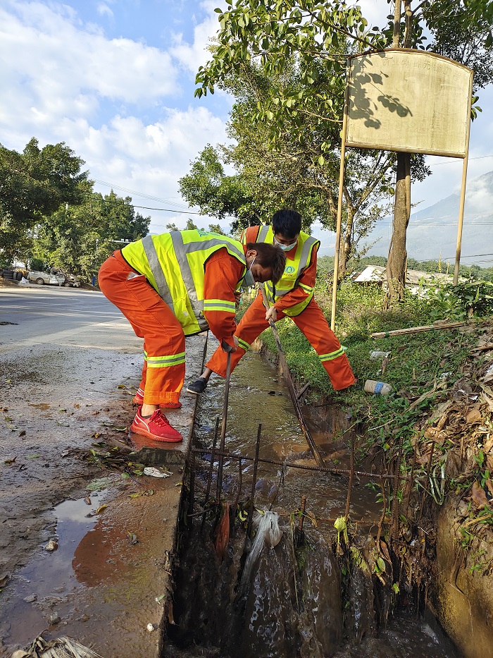 路面世界杯官网中文版基层党支部联合驻地社区开展“我为群众办实事”实践活动