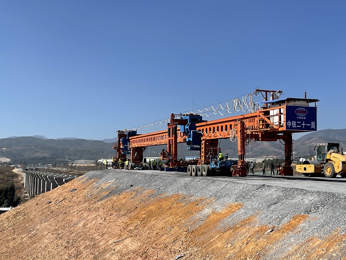 祥云财富工业园区铁路专线首片T梁架设完成