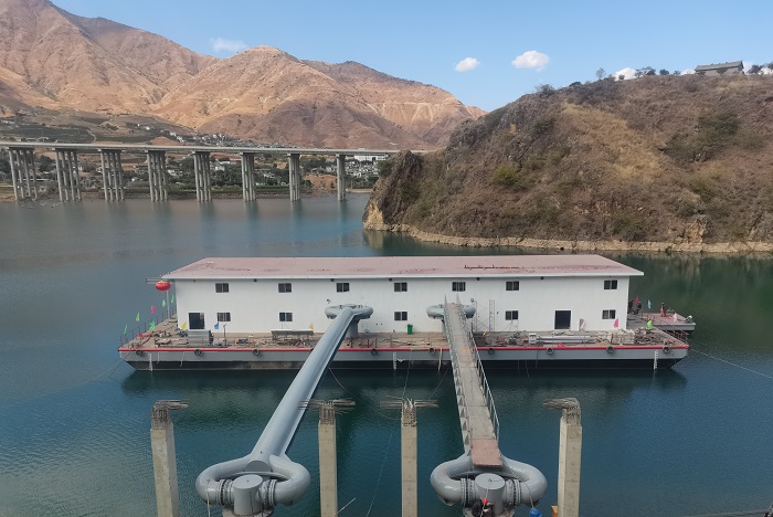 滇中引水鲁地拉综合配套一期工程完成摇臂吊装