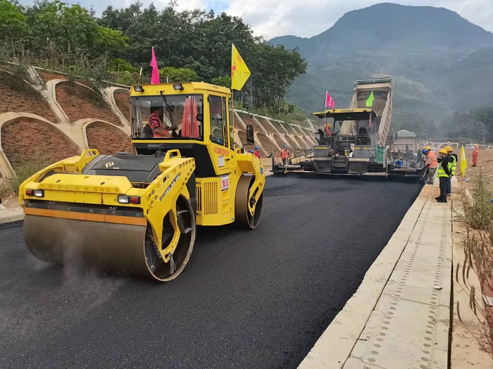 永勐高速公路军赛勐简复合枢纽试验段铺筑完成