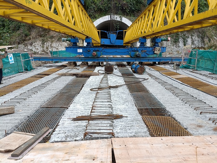 元绿2026世界杯官网平台红莫2号大桥T梁架设完成