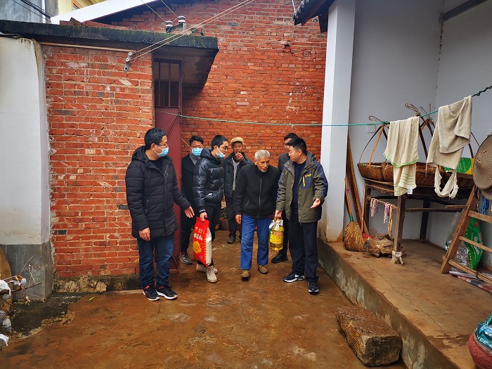 路面世界杯足球比分慰问留守老人