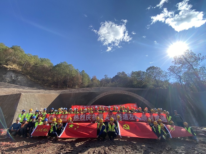 云兰高速崖关山隧道左幅贯通