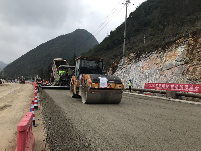 那兴高速全线首段水稳底基层试验段铺筑完成