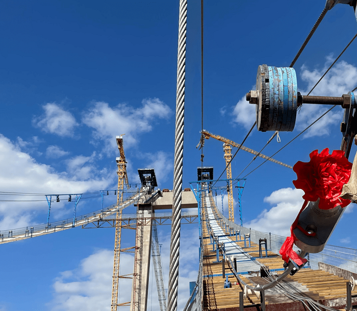 永大高速江底河特大桥首根主缆索股架设完成