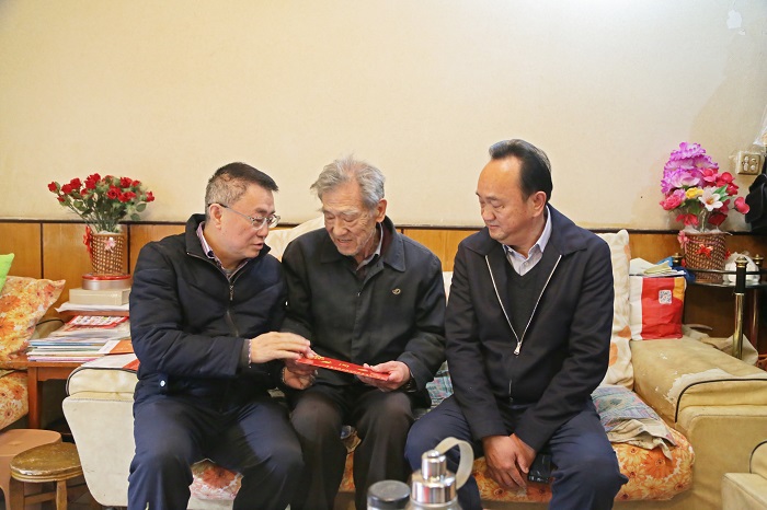 张骏慰问世界杯直播网离退休干部老党员和困难职工