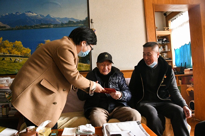 李志琤慰问世界杯直播网离退休干部老党员和困难职工