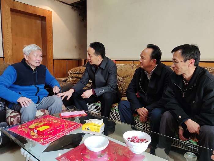 张鹏慰问世界杯直播网离退休干部老党员和困难职工