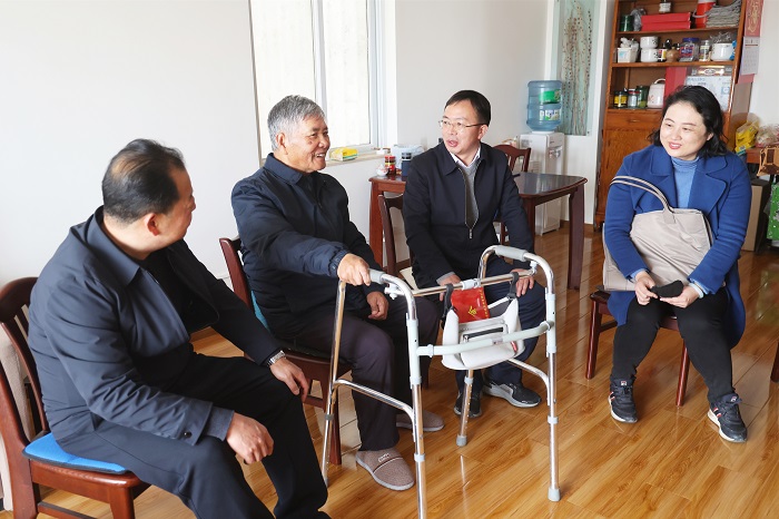 刘金荣慰问世界杯直播网离退休干部老党员和困难职工