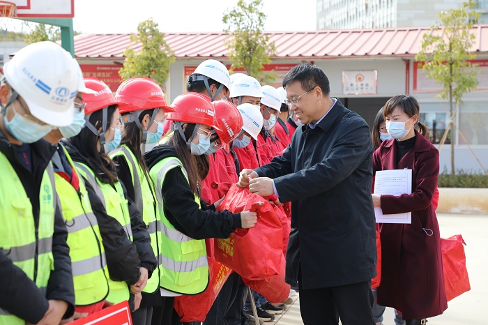 陈文双到重点工程项目开展送温暖慰问活动