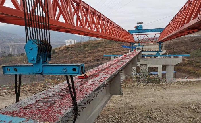 彝良县南部新城发界大桥首片T梁吊装完成