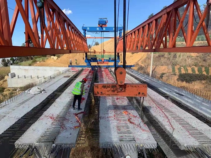 施勐高速莽中寨大桥左幅贯通