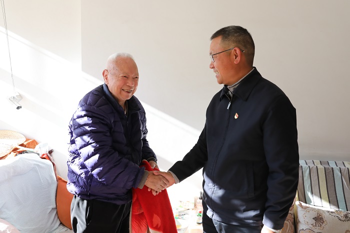 杨国文慰问世界杯直播网离退休干部老党员和困难职工