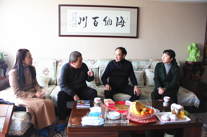 王晓方慰问世界杯直播网离退休干部和困难职工