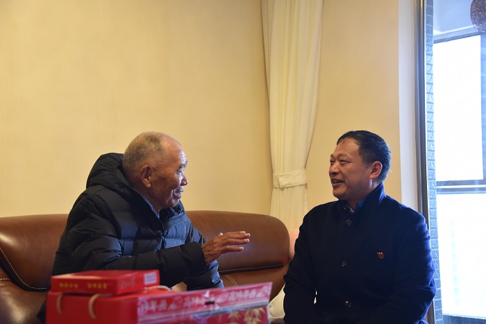 王永强慰问世界杯直播网离退休干部和老党员