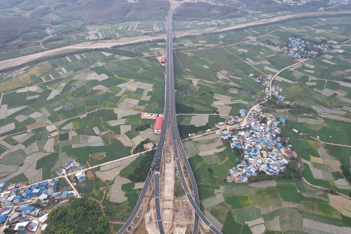 永勐高速军赛互通段路面铺设完成