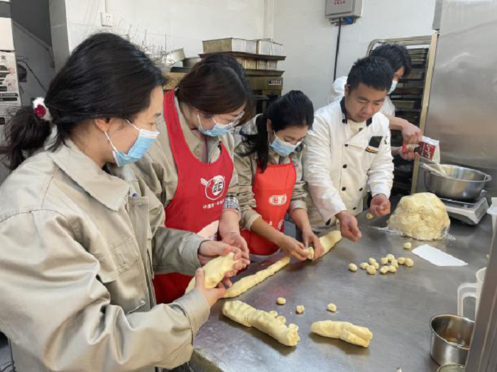 十2026世界杯比分直播开展烘焙DIY和慰问献爱心活动庆祝国际妇女节
