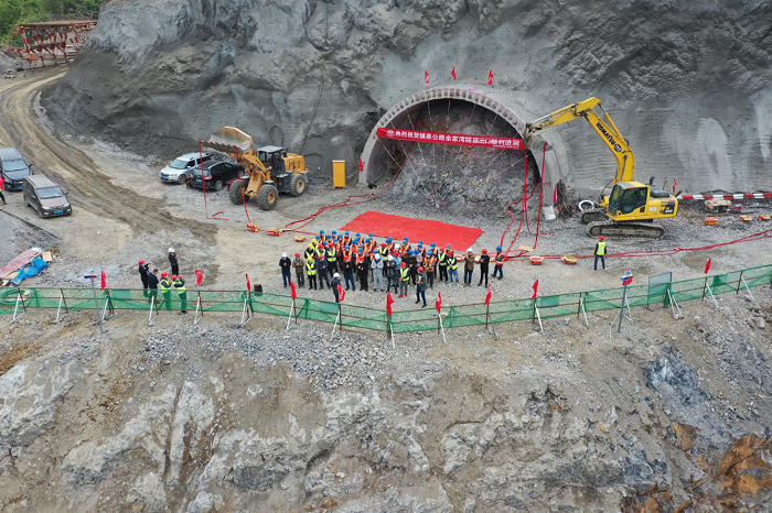 镇果公路余家湾隧道举行进洞仪式